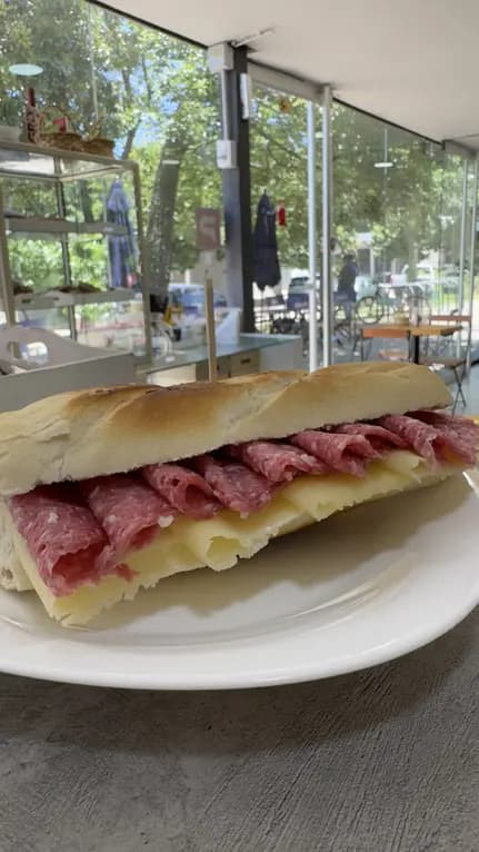 Baguette de Salame Y Queso