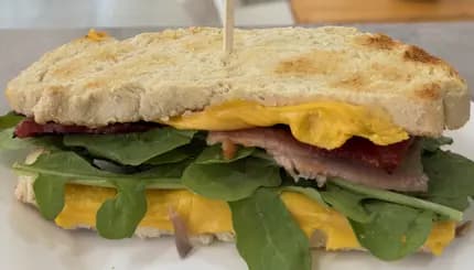 Sandwich de Panceta Crocante y Cheddar