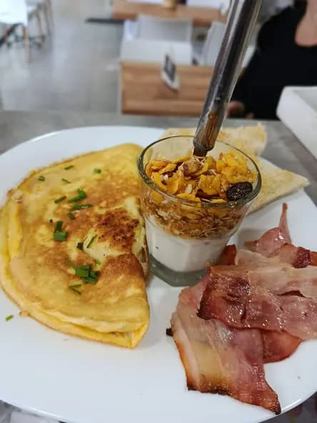 Desayuno Omelette y Tostadas