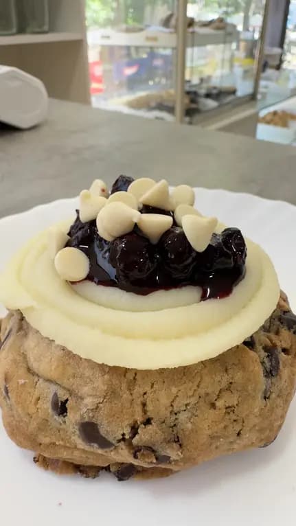 Cookie Rellena Ch. Blanco y Frutos Rojos.