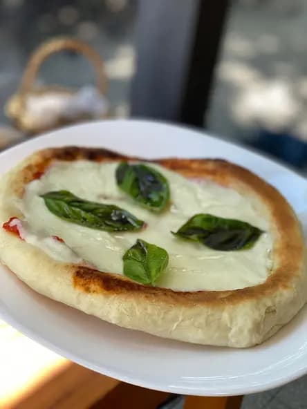 Pizzeta con albahaca