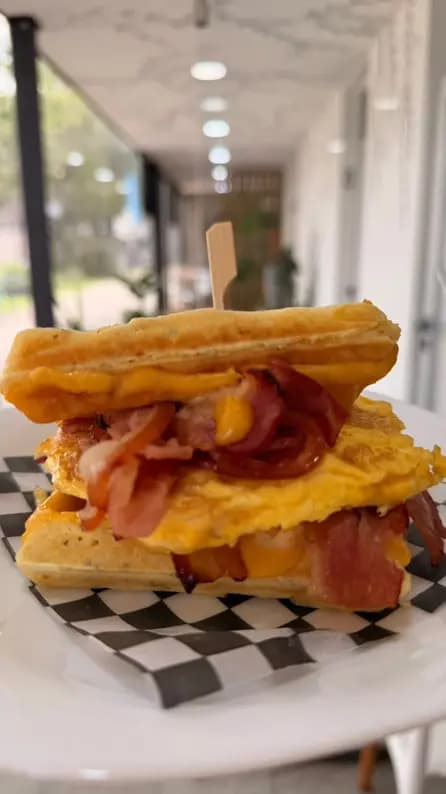 Waffle bacon y Huevo