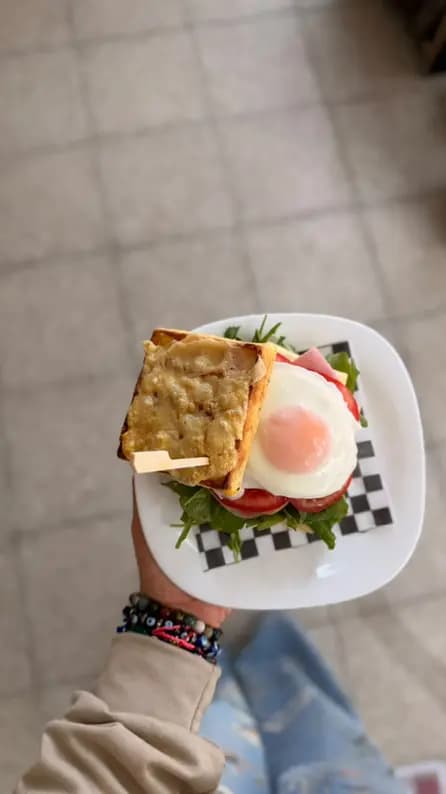 Waffle huevo y rucula